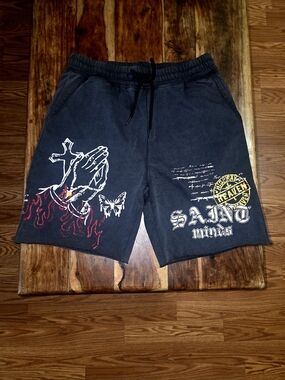 Rebel Minds Men's Dark Gray Gtaphic Sweatshorts. Size Large.